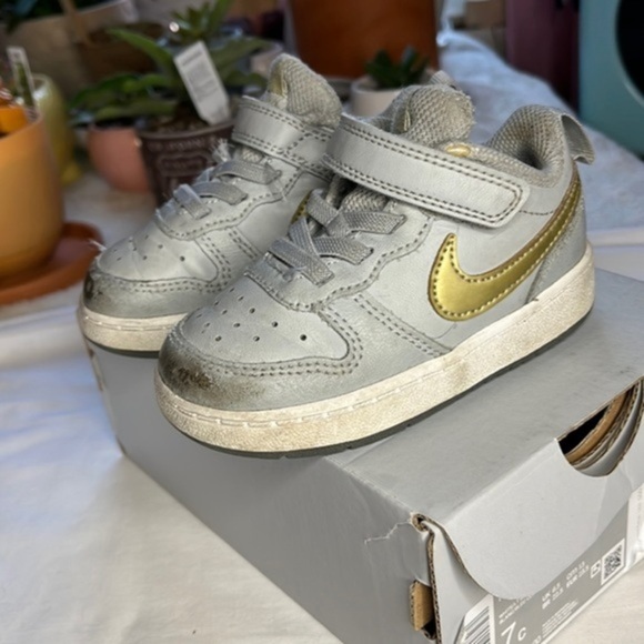 HP 🔥Nike Court Borough‎ Low 2’s: Sleek Style in Light Smoke Grey &Metallic Gold - Picture 1 of 9